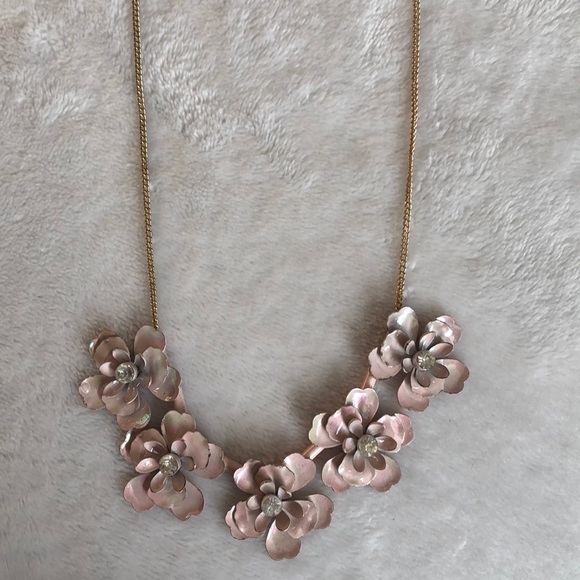 Jewelry - ⭐️Rosy flower necklace⭐️